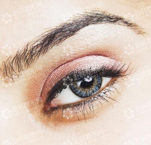 双眼皮手术的风险如何能避免？