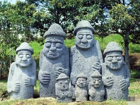 济州岛的吉祥物：“石头爷爷”