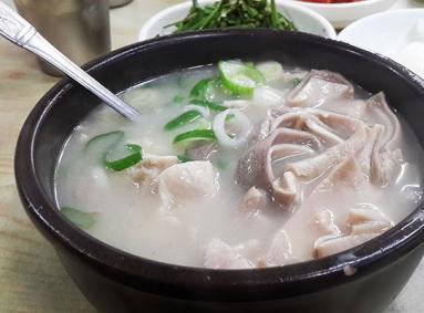 韩国人气美食之釜山3代猪肉汤饭