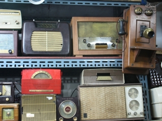 不知年代的老收音机和电话机