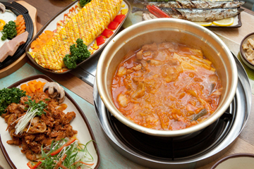 韩国美食之量足味美的弘大男丁泡菜汤 