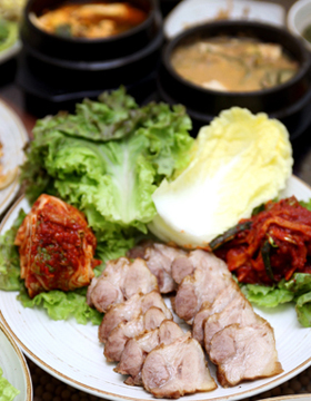 韩国美食之首尔天草清麴酱&菜包肉