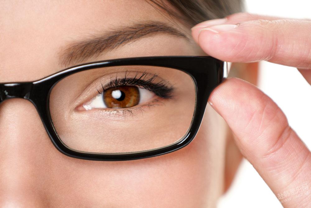 近视眼做双眼皮手术时有哪些注意点?